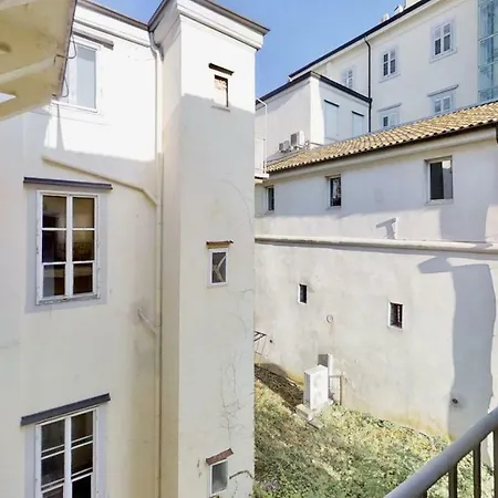 Triestevillas Book's House - Historical Building Apartment